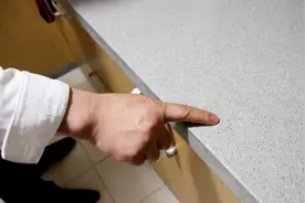 家里橱柜的人造石台面太脏看不下去了？这个技巧一招搞定！视频封面