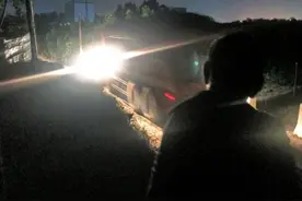 河南荥阳有超限货车借道绕过检查，交警：有人把风、执法经常扑空图片