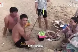 三亚俩男子搭讪女游客遭拒，随后往烧烤撒沙子并殴打男游客图片