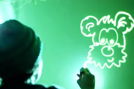 可以用激光作画的发光墙，你知道是什么原理吗？一起来见识下！视频封面