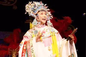 近40岁李玉刚惊艳巴黎时装周，老外：这位美女怎么可能是男的！视频封面