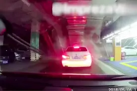 突发！江苏常熟地下车库坍塌 多辆轿车被砸 后方车辆阵阵惊呼视频封面