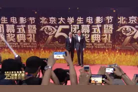导演李晨携女友范冰冰零片酬出演的《空天猎》出席大影节红毯视频封面