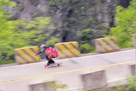 成都21岁小伙18分钟完成天门山速降 滑板闯过99道弯 超燃！视频封面