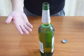啤酒没有开瓶器还在用牙咬？教你徒手开啤酒瓶盖，跟着视频学起来视频封面