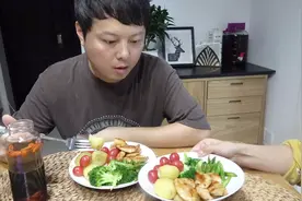 中年大叔为健康开始减肥，每天吃这些绿色蔬菜，一个月能减十斤吗视频封面