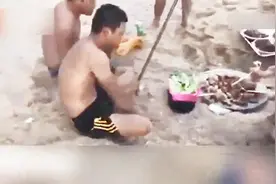 海南三亚：游客烧烤遭“膀爷”酒后撒沙 官方称沙滩禁烧烤视频封面