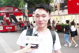 接吻时女友口臭怎么办？小哥们大胆说，回答太尴尬了视频封面