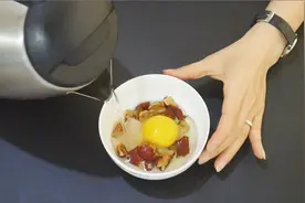 红枣加生鸡蛋混合一起喝，能快速补充体力，经常熬夜的人可以试试视频封面