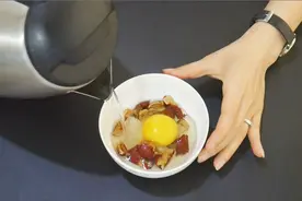 红枣加生鸡蛋混合一起喝，能快速补充体力，经常熬夜的人可以试试视频封面