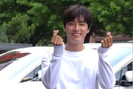 韩剧《大君》庆功宴粉丝超热情 尹施允陈世妍等主演到场