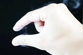 不可思议的科学现象，手指搓一搓就会冒烟，你知道原理吗？视频封面