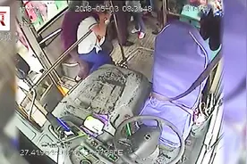 背老人上下公交车 最美女司机获赞视频封面