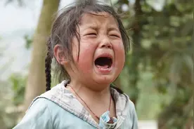 女孩哭着喊狠心妈妈不要我，我该怎么办？视频封面
