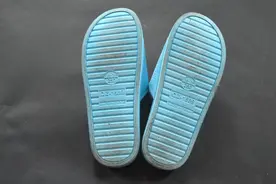 地板太脏走路黏鞋？家政阿姨教我把它粘在鞋底，走路再也不黏鞋视频封面