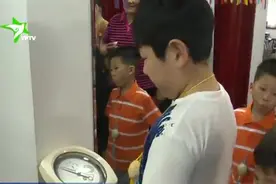 传统民俗迎立夏 娃娃挂蛋来称重视频封面