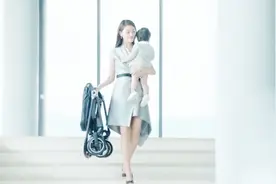 优雅的女人带娃出门就是这样轻盈，谢娜代言的童车果然不一样视频封面