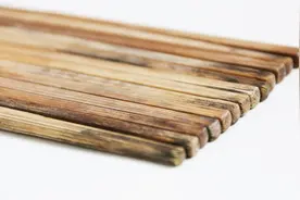 筷子发黑发霉别扔，教你一招，用家家都有的它一泡，立马焕然一新