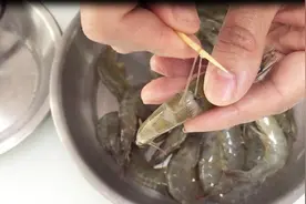 大虾这样做一点也不腥，虾线去得干净还特入味，快做给家人吃吧！视频封面