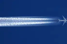飞机划过天空，留下的白线是什么？它又是怎么形成的？