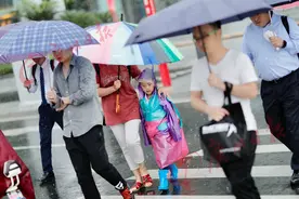「广州大雨」孩子淋湿回家换衣服 妈妈上班迟到一小时图片