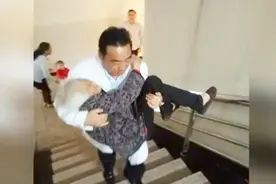 最美公主抱！医生抱96岁老太上楼梯，一张照片感动无数网友视频封面