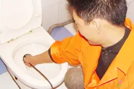 马桶堵了不用找人修，教你不花一分钱，快速疏通马桶，太厉害啦视频封面