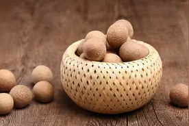 龙眼常吃能抗癌补血降血压，但这3类人吃1口都要命，快看看有你吗视频封面