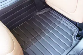 买了新车，车里地板上铺地胶和大包围脚垫哪个更实用？搞错了后悔视频封面