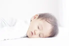 孩子三岁以后还尿床，家长别着急骂，这样做能让孩子远离尿床！视频封面
