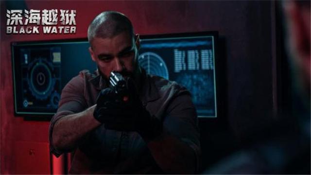 《深海越狱》双雄争霸海底 尚格云顿父子联手出击