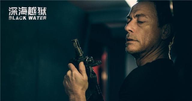 《深海越狱》双雄争霸海底 尚格云顿父子联手出击