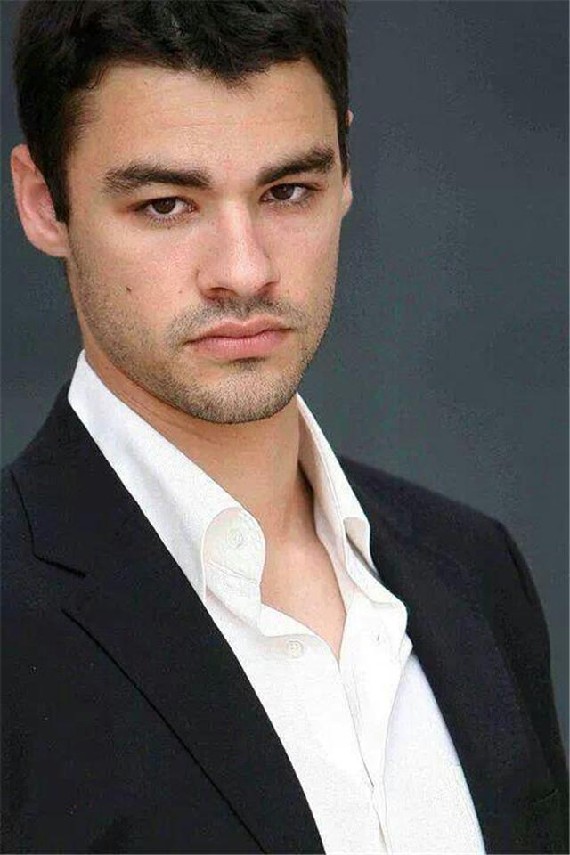 《深海越狱》双雄争霸海底 尚格云顿父子联手出击