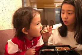 孙莉晒多多喂妹妹吃饭，看完后也想要个姐姐！图片