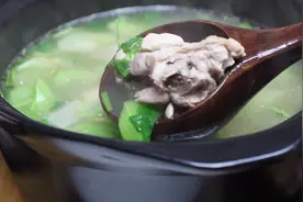 大厨教你如何去除鸭肉的腥味 做一道特别适合夏天的 鸭肉丝瓜汤视频封面
