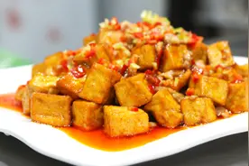 大厨教你做一道鱼香豆腐，家常菜中的极品，味道口感都不错视频封面