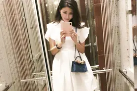 李嘉欣电梯自拍秀美腿，电梯上的这个数字暴露她家有多壕视频封面