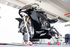 赛道测试中的凯旋 2019 Moto2 原型赛车视频封面