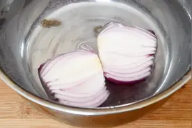 把洋葱放在水里泡一泡，竟然有这种神奇的妙用，看完我也照做了视频封面