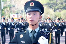 「汶川十年·见证重生」被救少年冯维：长大后我就成了你 快看视频封面