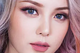 忘记带了眼影怎么办？不用怕，用口红可以代替！