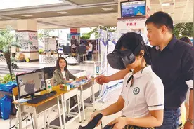 学生戴VR眼镜模拟地震逃生图片