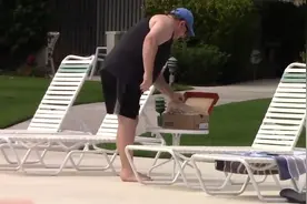 在鞋底安装了10伏特电击装置，整蛊乱碰别人东西的路人视频封面