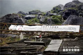 最泰安直击｜北川老县城：民众聚集遗址 祭奠遇难亲人图片