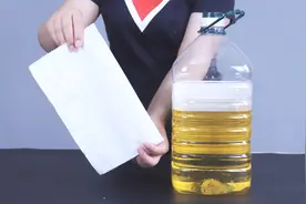 清理空油桶，我只用这招，两张卫生纸就能清理的不留一点油迹！视频封面