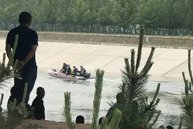 最新消息：警方与水上救援队员搜索打捞空姐案嫌疑人暂未发现踪迹视频封面