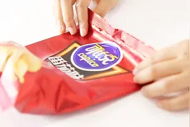 吃不完的零食不用夹子也可以这么封口，既防潮又不怕撒出来