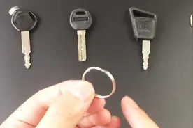 如何快速不伤手的把钥匙穿过钥匙扣 不要用蛮力 要用小技巧视频封面