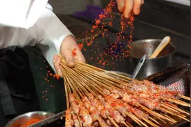 烤肉签子吃完全部销毁，这家店承包了整条街的烤羊肉视频封面