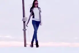 你们发现妹纸为什么要穿高跟鞋走雪地爬坡的秘密了吗？